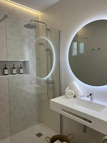 Et badeværelse på Playa Chica Luxury Apartament