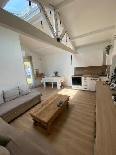 un grand salon avec un canapé et une table dans l'établissement Maison au cœur de la capte, à Hyères