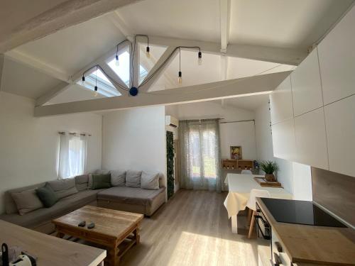 un salon avec un canapé et une table dans l'établissement Maison au cœur de la capte, à Hyères
