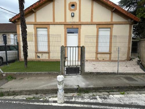 une maison avec une porte devant elle dans l'établissement Maison EZA, à Saint-Yrieix-sur-Charente