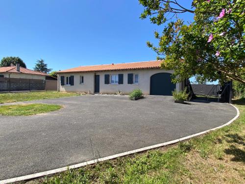 une allée vide devant une maison dans l'établissement Maison 100 m2 avec 3 chambres, à Saint-Caprais-de-Bordeaux