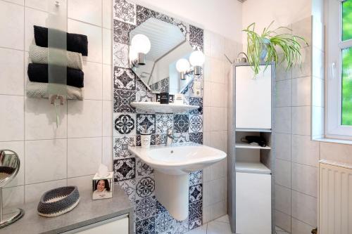 a bathroom with a sink and a mirror at Inge Huus in Hude
