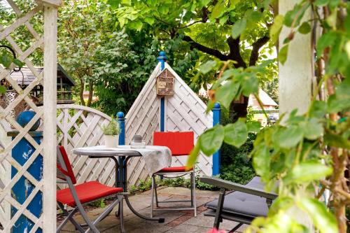a table and chairs and a bird house on a patio at Inge Huus in Hude