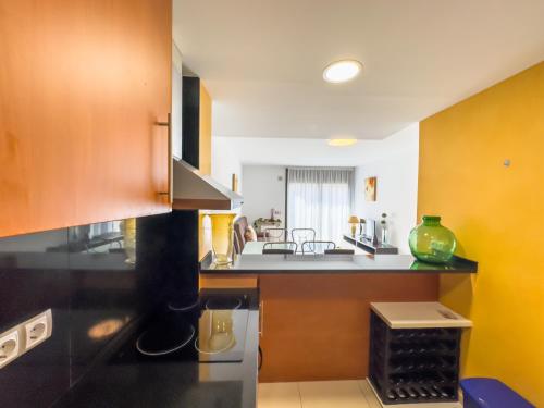 een keuken met een spoelbak en een aanrechtblad bij Apartamento Marina Roses 2 in Roses