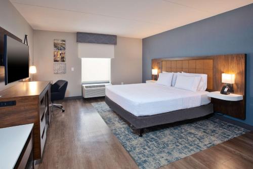 une chambre d'hôtel avec un lit et une télévision à écran plat dans l'établissement Hampton Inn & Suites Spartanburg-I-26-Westgate Mall, à Spartanburg