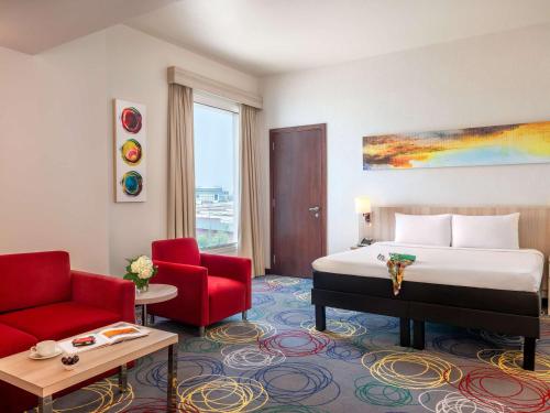 Postel nebo postele na pokoji v ubytování Ibis Styles Dragon Mart Dubai