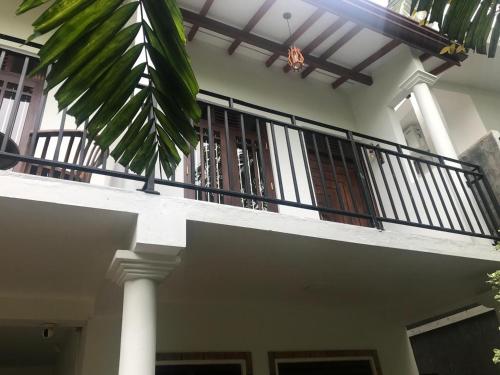 Un balcón o terraza en Flip Flop Inn Mirissa