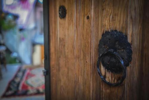 eine Holztür mit einem schwarzen Türgriff darauf in der Unterkunft ZEMAN Old Town Apartment in Sarajevo