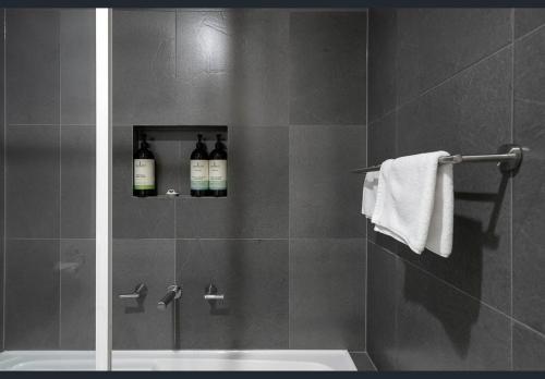 パースにある802 Serenity Studio Apt For 2high Floorのバスルーム(シャワー、ワイン2本付)