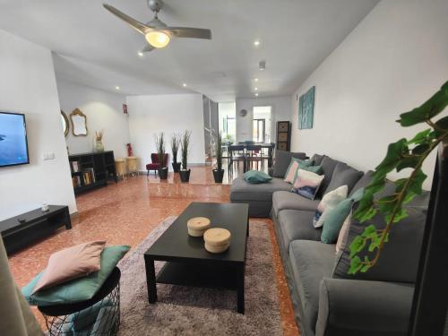 un salon avec un canapé et une table dans l'établissement Casa 5 habitaciones con Solárium, à Santa Cruz de Tenerife