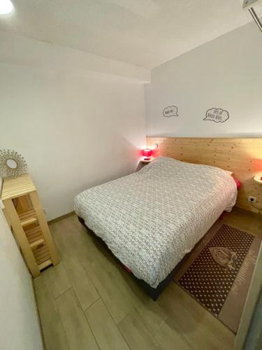 - une petite chambre avec un lit et une lumière rouge dans l'établissement Appartement rez de jardin, à Carnac
