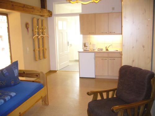 a living room with a couch and a kitchen at Apartment im Fläming auch für Rollifahrer in Rietdorf