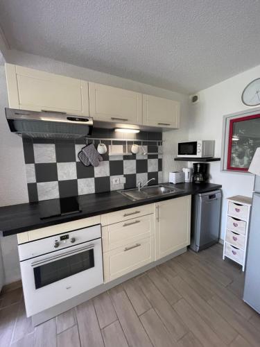 Køkken eller tekøkken på Appartement rez de jardin