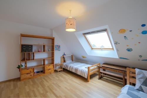 une petite chambre avec un lit et une fenêtre dans l'établissement Horizon d'Azur - Appt avec vue sur la fôret, à Saint-Nazaire