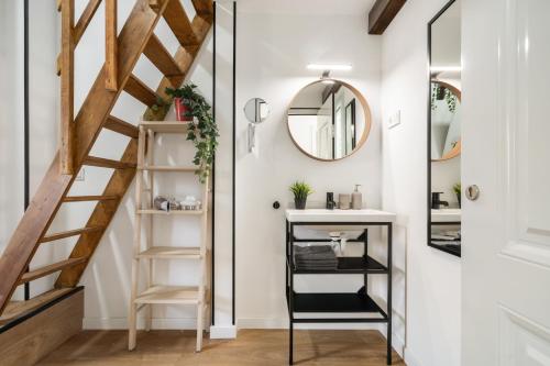 a bathroom with a staircase and a mirror at Estudio en Plaza de España in Madrid