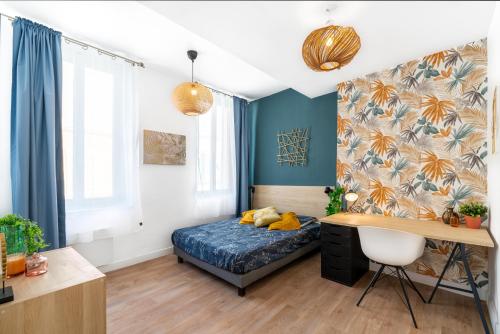 une chambre avec un lit et un bureau dans l'établissement L'Eden T5 - 5min de la gare - vieux port, à Marseille