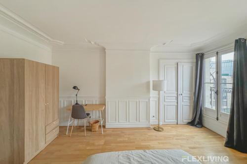 Cette chambre comprend un lit et un bureau. dans l'établissement Flexliving - room - Turbigo, à Paris