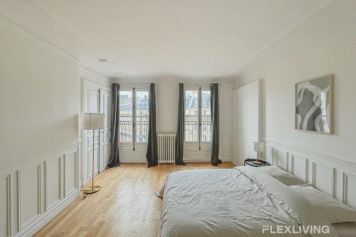 - une chambre blanche avec un lit et quelques fenêtres dans l'établissement Flexliving - room - Turbigo, à Paris