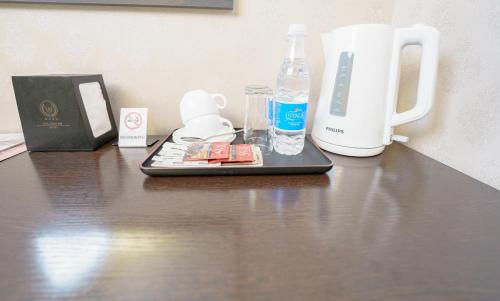 Utensilios para hacer té y café en Welcome Inn Hotel