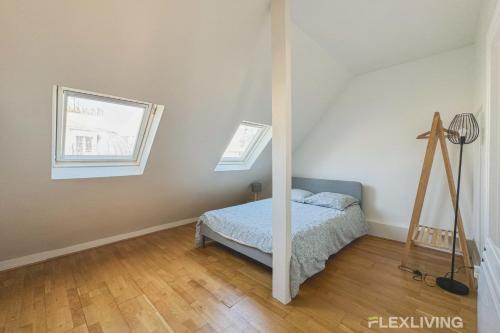 une chambre avec un lit et deux fenêtres dans l'établissement Flexliving - room - Bausset, à Paris
