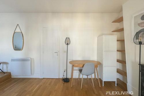 une salle à manger avec une table et un miroir dans l'établissement Flexliving - room - Bausset, à Paris
