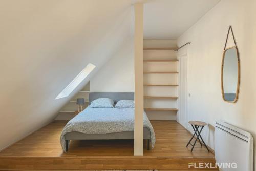 - une chambre avec un lit et un escalier dans l'établissement Flexliving - room - Bausset, à Paris