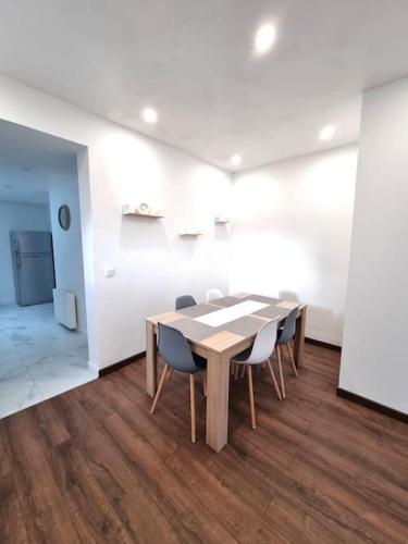 une salle à manger avec une table et des chaises dans l'établissement Le Fort - Maison individuelle proche Stade de France, à Aubervilliers