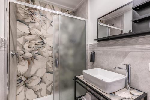 ナポリにあるGravina8 - Rooms in Naplesのシャワーと洗面台付きのバスルーム