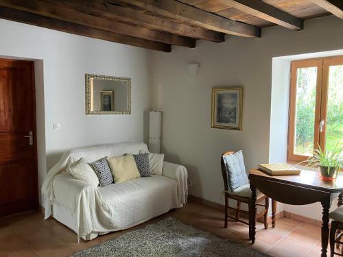 un salon avec un canapé blanc et une table dans l'établissement Puyleger, à Saint-Privat-des-Prés