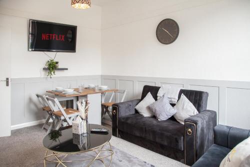 a living room with a couch and a table at Spacious 2-Bedroom Flat with 4 Beds, Ideal for Contractors, Long Stay Deals in Wallasey