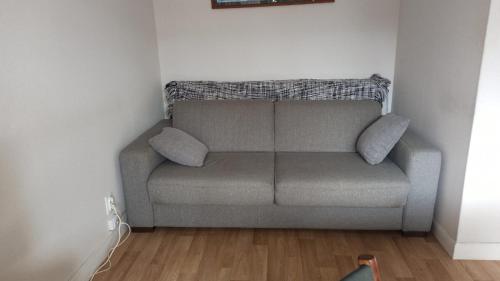 - un canapé gris dans un coin de chambre dans l'établissement Studio calme, à Carnac