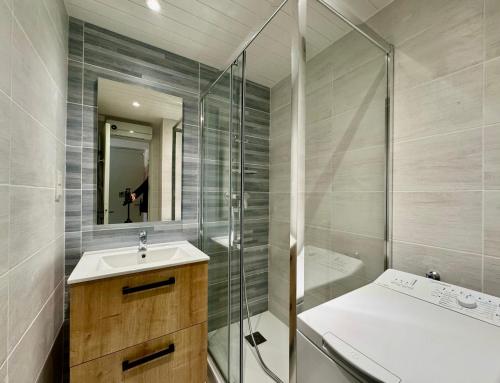 une salle de bain avec un lavabo et une douche dans l'établissement Appartement Cap d'Agde, au Cap d'Agde