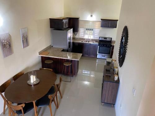 a kitchen with a table and a table and chairs at Jhadano 3br Pool & Gym Shuttle Gated in Florence Hall