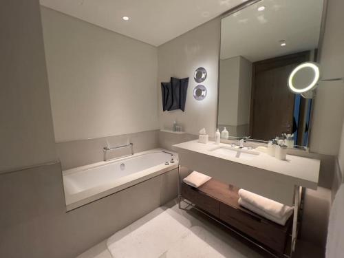 Ванная комната в Marassi, Luxury Suite in Address Beach resort, service apartment