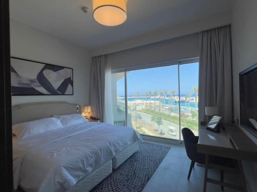 Кровать или кровати в номере Marassi, Luxury Suite in Address Beach resort, service apartment
