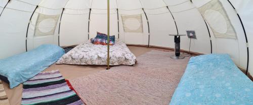 a room with two beds in a tent at Päikesekivi Keskus in Ridaküla
