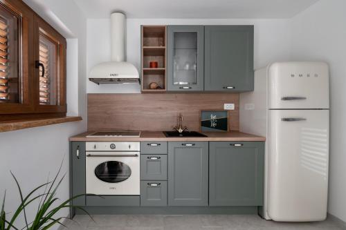 a kitchen with a stove and a refrigerator at Mountain Houses Volta in Lič