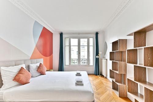 - une chambre avec un grand lit et une étagère dans l'établissement Appartement proche Gare Montparnasse - IV, à Paris
