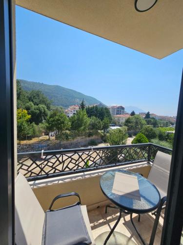 a balcony with a table and chairs and a view at La Vida Apartments in Babalonija