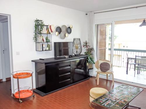 un salon avec une cuisine équipée d'un appareil noir dans l'établissement Apartment Le Clos Marin-2 by Interhome, aux Lecques