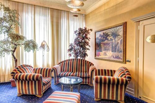 a waiting room with chairs and a table at Hotel Auriga in Milan