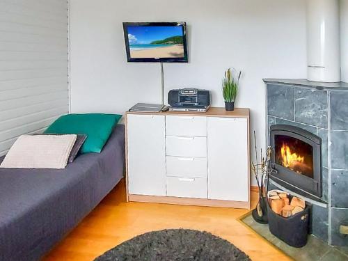 Μια τηλεόραση ή/και κέντρο ψυχαγωγίας στο Holiday Home Moitakuru a18 by Interhome