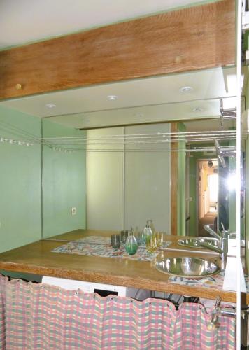 une salle de bain avec un lavabo et un miroir dans l'établissement Bergère Opéra Trévise - 2 connecting rooms with private bathroom and 1 study room - 35 m2, à Paris