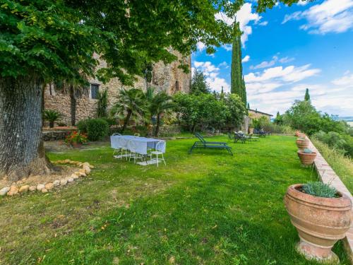 a yard with a table and chairs and a tree at Apartment Torre 4 by Interhome in Stigliano