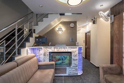 Una sala de estar con chimenea y televisión. en Hotel Subha Residency Bangalore, en Bangalore