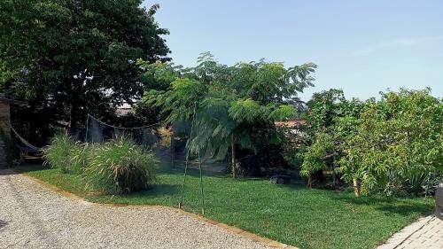 a yard with a net in the grass at T.H.NY Village Inn Cottage in Tihany