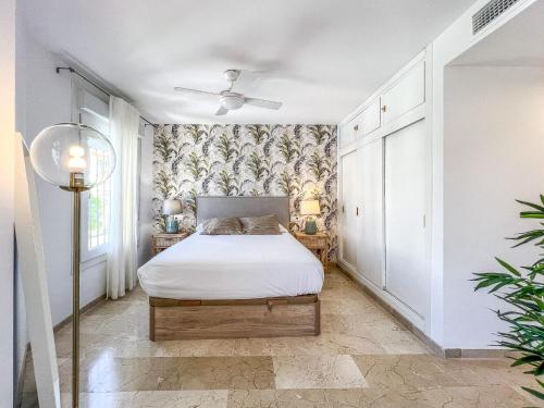 a bedroom with a bed and a ceiling fan at Hanami Casa Principe Felipe in Estepona
