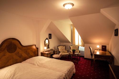 En eller flere senger på et rom på Hotel Štekl