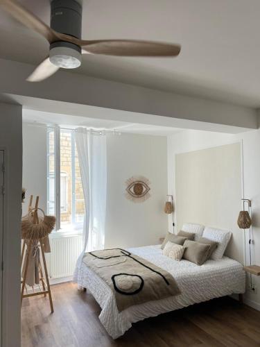 une chambre avec un lit avec un ventilateur de plafond dans l'établissement Les Loges des Coteaux - Loge 1 - Luxury lodges with jacuzzi, à Blaye