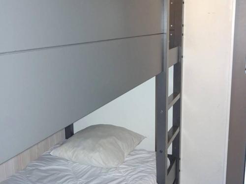 - un lit superposé avec un oreiller blanc dans l'établissement Studio cosy, lumineux au centre des Gets, 4 pers, balcon, proche pistes (100m), commerces à pied. - FR-1-802-44, aux Gets